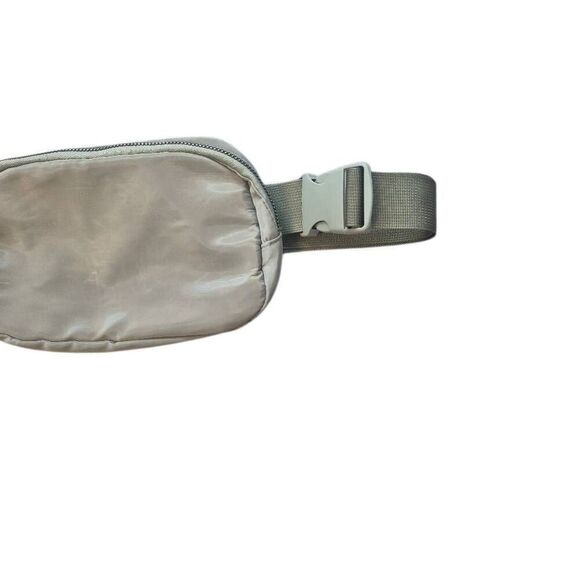 Fanny Pack Khaki Green Nylon w Gold Zipper 8x5"l" Adjustable Belt - Picture 3 of 8